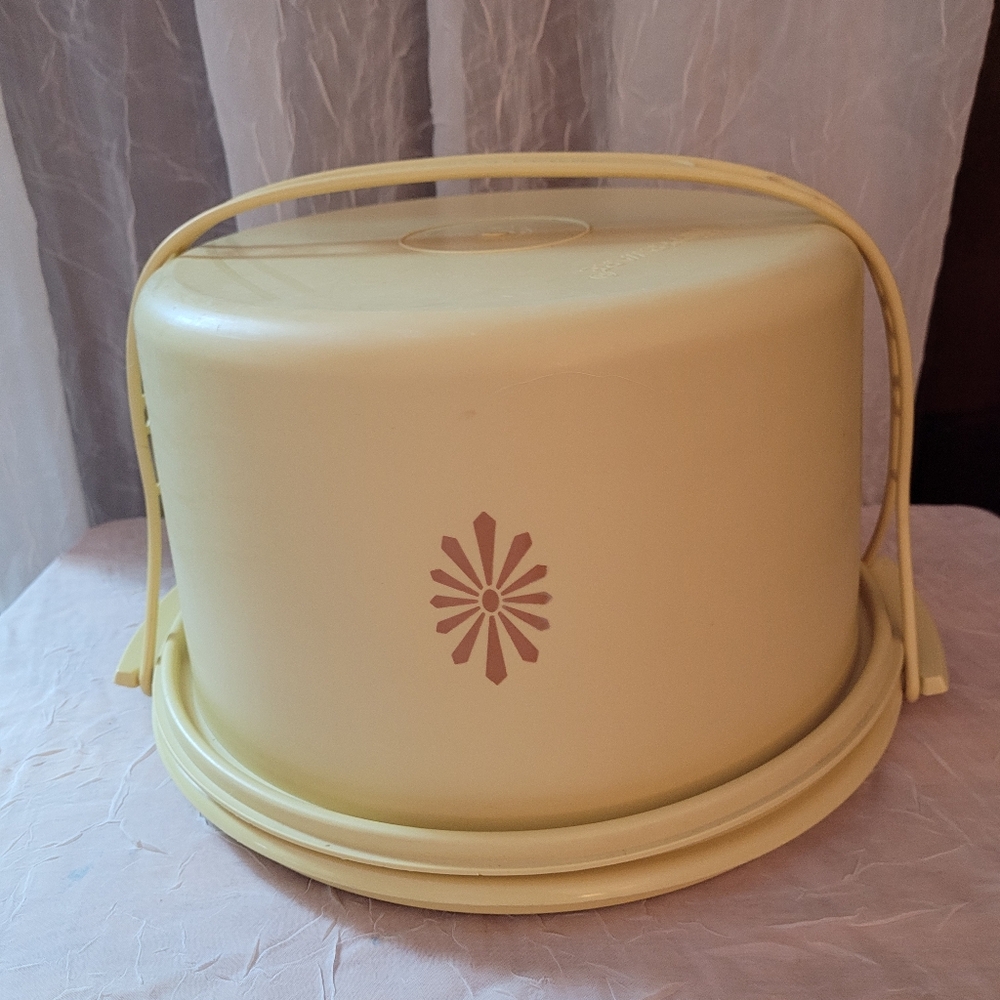 TUPPERWARE Round Cake Carrier Harvest Gold Yellow w/Handle 683-1 684-1 624-14
